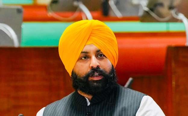ਸਾਲ 2022 ਵਿੱਚ ਬਿਨਾਂ ਚਾਰਦੀਵਾਰੀ ਤੇ ਫ਼ਰਸ਼ ‘ਤੇ ਬੈਠ ਕੇ ਪੜ੍ਹਨ ਲਈ ਮਜ਼ਬੂਰ ਸਨ 4 ਲੱਖ ਵਿਦਿਆਰਥੀ ਪਰ ਅੱਜ ਦੇਸ਼ ਭਰ ‘ਚੋਂ ਸਕੂਲੀ ਸਿੱਖਿਆ ਵਿੱਚ ਮੋਹਰੀ ਬਣ ਕੇ ਉਭਰਿਆ ਪੰਜਾਬ: ਹਰਜੋਤ ਸਿੰਘ ਬੈਂਸ