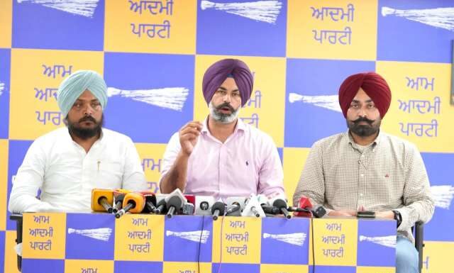 ਅਕਾਲੀ ਦਲ-ਭਾਜਪਾ ਗਠਜੋੜ ਬੇਨਕਾਬ, ਸੁਖਬੀਰ ਬਾਦਲ ਬੇਅਦਬੀ ਦੇ ਕੇਸਾਂ ਤੋਂ ਬਚਣ ਲਈ ਪੰਜਾਬ ਦੇ ਹਿੱਤਾਂ ਨਾਲ ਸਮਝੌਤਾ ਕਰ ਰਹੇ ਹਨ: ਰਣਬੀਰ ਸਿੰਘ ਢੀਂਡਸਾ