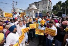 ਯੂਪੀਆਈ ‘ਤੇ ਵਾਧੂ ਚਾਰਜਾਂ ਖਿਲਾਫ਼ ਜਲੰਧਰ ਅਤੇ ਪਠਾਨਕੋਟ ‘ਚ ਆਪ ਦਾ ਪ੍ਰਦਰਸ਼ਨ, ਆਪ ਕਰਮਚਾਰੀਆਂ ਨੇ ਮੋਦੀ ਸਰਕਾਰ ਖਿਲਾਫ਼ ਕੀਤੀ ਨਾਅਰੇਬਾਜ਼ੀ, ਫੂਕਿਆ ਪੁਤਲਾ