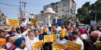 ਯੂਪੀਆਈ ‘ਤੇ ਵਾਧੂ ਚਾਰਜਾਂ ਖਿਲਾਫ਼ ਜਲੰਧਰ ਅਤੇ ਪਠਾਨਕੋਟ ‘ਚ ਆਪ ਦਾ ਪ੍ਰਦਰਸ਼ਨ, ਆਪ ਕਰਮਚਾਰੀਆਂ ਨੇ ਮੋਦੀ ਸਰਕਾਰ ਖਿਲਾਫ਼ ਕੀਤੀ ਨਾਅਰੇਬਾਜ਼ੀ, ਫੂਕਿਆ ਪੁਤਲਾ