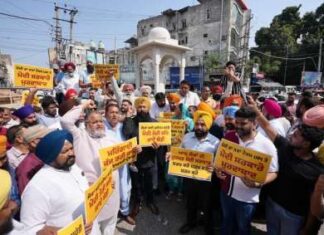 ਯੂਪੀਆਈ ‘ਤੇ ਵਾਧੂ ਚਾਰਜਾਂ ਖਿਲਾਫ਼ ਜਲੰਧਰ ਅਤੇ ਪਠਾਨਕੋਟ ‘ਚ ਆਪ ਦਾ ਪ੍ਰਦਰਸ਼ਨ, ਆਪ ਕਰਮਚਾਰੀਆਂ ਨੇ ਮੋਦੀ ਸਰਕਾਰ ਖਿਲਾਫ਼ ਕੀਤੀ ਨਾਅਰੇਬਾਜ਼ੀ, ਫੂਕਿਆ ਪੁਤਲਾ