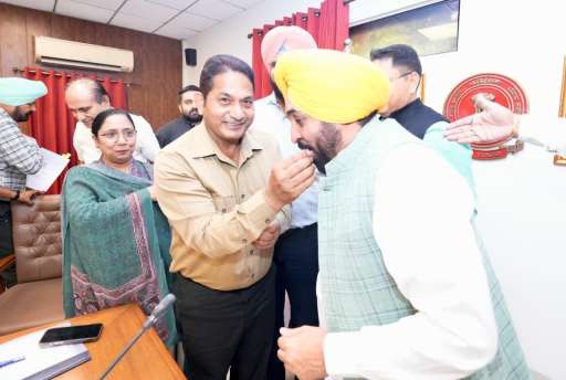 ਪੰਜਾਬ ਸਰਕਾਰ ਵੱਲੋਂ 8 ਲੱਖ ਮੁਲਾਜ਼ਮਾਂ ਅਤੇ ਪੈਨਸ਼ਨਰਾਂ ਨੂੰ ਤਿਉਹਾਰੀ ਸੀਜ਼ਨ ਦਾ ਤੋਹਫ਼ਾ; ਭਗਵੰਤ ਮਾਨ ਸਰਕਾਰ ਨੇ ਮਹਿੰਗਾਈ ਭੱਤਾ ਵਧਾ ਕੇ 50 ਫ਼ੀਸਦ ਕੀਤਾ