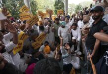 ਚੋਣਾਂ ਤੋਂ ਪਹਿਲਾਂ ਈਡੀ ਦੇ ਛਾਪਿਆਂ ਵਿਰੁੱਧ ‘ਆਪ’ ਆਗੂਆਂ ਤੇ ਵਰਕਰਾਂ ਦਾ ਪ੍ਰਦਰਸ਼ਨ, ਈਡੀ ਦੀ ਟੀਮ ਦਾ ਘੇਰਾਓ ਕਰ ਕੇ ਬੀਜੇਪੀ ਦੀ ਕੇਂਦਰ ਸਰਕਾਰ ਖ਼ਿਲਾਫ਼ ਕੀਤੀ ਨਾਅਰੇਬਾਜ਼ੀ