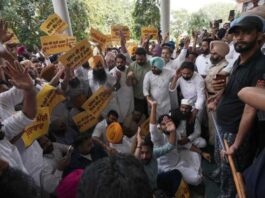 ਚੋਣਾਂ ਤੋਂ ਪਹਿਲਾਂ ਈਡੀ ਦੇ ਛਾਪਿਆਂ ਵਿਰੁੱਧ ‘ਆਪ’ ਆਗੂਆਂ ਤੇ ਵਰਕਰਾਂ ਦਾ ਪ੍ਰਦਰਸ਼ਨ, ਈਡੀ ਦੀ ਟੀਮ ਦਾ ਘੇਰਾਓ ਕਰ ਕੇ ਬੀਜੇਪੀ ਦੀ ਕੇਂਦਰ ਸਰਕਾਰ ਖ਼ਿਲਾਫ਼ ਕੀਤੀ ਨਾਅਰੇਬਾਜ਼ੀ