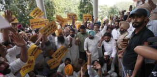 ਚੋਣਾਂ ਤੋਂ ਪਹਿਲਾਂ ਈਡੀ ਦੇ ਛਾਪਿਆਂ ਵਿਰੁੱਧ ‘ਆਪ’ ਆਗੂਆਂ ਤੇ ਵਰਕਰਾਂ ਦਾ ਪ੍ਰਦਰਸ਼ਨ, ਈਡੀ ਦੀ ਟੀਮ ਦਾ ਘੇਰਾਓ ਕਰ ਕੇ ਬੀਜੇਪੀ ਦੀ ਕੇਂਦਰ ਸਰਕਾਰ ਖ਼ਿਲਾਫ਼ ਕੀਤੀ ਨਾਅਰੇਬਾਜ਼ੀ