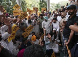 ਚੋਣਾਂ ਤੋਂ ਪਹਿਲਾਂ ਈਡੀ ਦੇ ਛਾਪਿਆਂ ਵਿਰੁੱਧ ‘ਆਪ’ ਆਗੂਆਂ ਤੇ ਵਰਕਰਾਂ ਦਾ ਪ੍ਰਦਰਸ਼ਨ, ਈਡੀ ਦੀ ਟੀਮ ਦਾ ਘੇਰਾਓ ਕਰ ਕੇ ਬੀਜੇਪੀ ਦੀ ਕੇਂਦਰ ਸਰਕਾਰ ਖ਼ਿਲਾਫ਼ ਕੀਤੀ ਨਾਅਰੇਬਾਜ਼ੀ