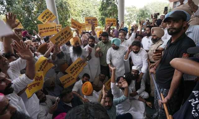 ਚੋਣਾਂ ਤੋਂ ਪਹਿਲਾਂ ਈਡੀ ਦੇ ਛਾਪਿਆਂ ਵਿਰੁੱਧ ‘ਆਪ’ ਆਗੂਆਂ ਤੇ ਵਰਕਰਾਂ ਦਾ ਪ੍ਰਦਰਸ਼ਨ, ਈਡੀ ਦੀ ਟੀਮ ਦਾ ਘੇਰਾਓ ਕਰ ਕੇ ਬੀਜੇਪੀ ਦੀ ਕੇਂਦਰ ਸਰਕਾਰ ਖ਼ਿਲਾਫ਼ ਕੀਤੀ ਨਾਅਰੇਬਾਜ਼ੀ