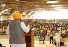 ਮੁੱਖ ਮੰਤਰੀ ਭਗਵੰਤ ਸਿੰਘ ਮਾਨ ਨੇ ਅਰਵਿੰਦ ਕੇਜਰੀਵਾਲ ਅਤੇ ਮਨੀਸ਼ ਸਿਸੋਦੀਆ ਨਾਲ ਸ੍ਰੀ ਸ੍ਰੀ ਰਵੀ ਸ਼ੰਕਰ ਜੀ ਦਾ ਆਸ਼ੀਰਵਾਦ ਲਿਆ
