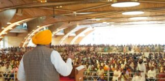 ਮੁੱਖ ਮੰਤਰੀ ਭਗਵੰਤ ਸਿੰਘ ਮਾਨ ਨੇ ਅਰਵਿੰਦ ਕੇਜਰੀਵਾਲ ਅਤੇ ਮਨੀਸ਼ ਸਿਸੋਦੀਆ ਨਾਲ ਸ੍ਰੀ ਸ੍ਰੀ ਰਵੀ ਸ਼ੰਕਰ ਜੀ ਦਾ ਆਸ਼ੀਰਵਾਦ ਲਿਆ