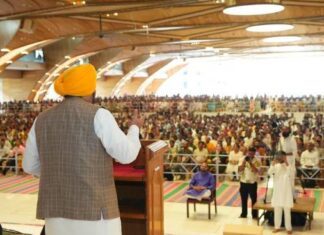 ਮੁੱਖ ਮੰਤਰੀ ਭਗਵੰਤ ਸਿੰਘ ਮਾਨ ਨੇ ਅਰਵਿੰਦ ਕੇਜਰੀਵਾਲ ਅਤੇ ਮਨੀਸ਼ ਸਿਸੋਦੀਆ ਨਾਲ ਸ੍ਰੀ ਸ੍ਰੀ ਰਵੀ ਸ਼ੰਕਰ ਜੀ ਦਾ ਆਸ਼ੀਰਵਾਦ ਲਿਆ
