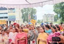 ਅਕਾਲੀ ਦਲ ਦੇ ਦਫ਼ਤਰ ਵਿੱਚ ਬਜ਼ੁਰਗ ਦਲਿਤ ਔਰਤ ਨਾਲ ਕੁੱਟਮਾਰ ਖ਼ਿਲਾਫ਼ ਆਪ ਮਹਿਲਾ ਵਿੰਗ ਵੱਲੋਂ ਸਮਰਾਲਾ ‘ਚ ਭਾਰੀ ਰੋਸ ਪ੍ਰਦਰਸ਼ਨ