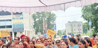 ਅਕਾਲੀ ਦਲ ਦੇ ਦਫ਼ਤਰ ਵਿੱਚ ਬਜ਼ੁਰਗ ਦਲਿਤ ਔਰਤ ਨਾਲ ਕੁੱਟਮਾਰ ਖ਼ਿਲਾਫ਼ ਆਪ ਮਹਿਲਾ ਵਿੰਗ ਵੱਲੋਂ ਸਮਰਾਲਾ ‘ਚ ਭਾਰੀ ਰੋਸ ਪ੍ਰਦਰਸ਼ਨ