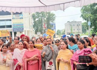 ਅਕਾਲੀ ਦਲ ਦੇ ਦਫ਼ਤਰ ਵਿੱਚ ਬਜ਼ੁਰਗ ਦਲਿਤ ਔਰਤ ਨਾਲ ਕੁੱਟਮਾਰ ਖ਼ਿਲਾਫ਼ ਆਪ ਮਹਿਲਾ ਵਿੰਗ ਵੱਲੋਂ ਸਮਰਾਲਾ ‘ਚ ਭਾਰੀ ਰੋਸ ਪ੍ਰਦਰਸ਼ਨ