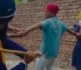 ਅੰਮ੍ਰਿਤਸਰ ’ਚ ਨੌਜਵਾਨ ਦੀ ਕੁੱਟਮਾਰ ਦਾ ਵੀਡੀਓ ਵਾਇਰਲ, ਨਸ਼ਾ ਵੇਚਣ ਦੇ ਸ਼ੱਕ ’ਚ ਨਿਹੰਗਾਂ ਨੇ ਕੀਤੀ ਕੁੱਟਮਾਰ