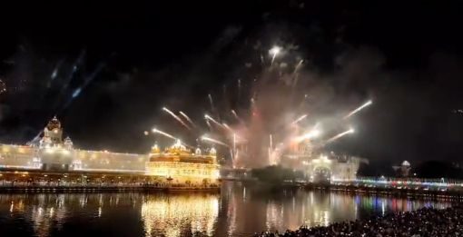 ਸ੍ਰੀ ਗੁਰੂ ਰਾਮਦਾਸ ਜੀ ਦੇ ਪ੍ਰਕਾਸ਼ ਪੁਰਬ ਮੌਕੇ ਸ੍ਰੀ ਹਰਿਮੰਦਰ ਸਾਹਿਬ ਵਿਖੇ ਲੱਗੀਆਂ ਰੌਣਕਾਂ, ਦੀਪਮਾਲਾ ਤੇ ਡਿਜੀਟਲ ਆਤਿਸ਼ਬਾਜ਼ੀ ਨੇ ਮੋਹਿਆ ਮਨ