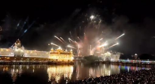 ਸ੍ਰੀ ਗੁਰੂ ਰਾਮਦਾਸ ਜੀ ਦੇ ਪ੍ਰਕਾਸ਼ ਪੁਰਬ ਮੌਕੇ ਸ੍ਰੀ ਹਰਿਮੰਦਰ ਸਾਹਿਬ ਵਿਖੇ ਲੱਗੀਆਂ ਰੌਣਕਾਂ, ਦੀਪਮਾਲਾ ਤੇ ਡਿਜੀਟਲ ਆਤਿਸ਼ਬਾਜ਼ੀ ਨੇ ਮੋਹਿਆ ਮਨ