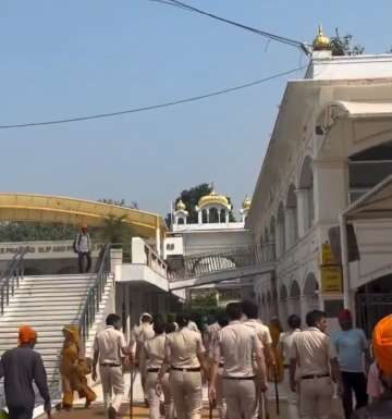 ਮੋਦੀ ਦੀ ਦਿੱਲੀ ਪੁਲਿਸ ਜੁੱਤੇ ਪਾ ਕੇ ਅਤੇ ਨੰਗੇ ਸਿਰ ਗੁਰਦੁਆਰਾ ਬੰਗਲਾ ਸਾਹਿਬ ਵਿੱਚ ਦਾਖਲ ਹੋਈ, ਗੁਰੂ ਘਰ ਦੀ ਪਵਿੱਤਰਤਾ ਦੀ ਉਲੰਘਣਾ ਕੀਤੀ: ਕੁਲਤਾਰ ਸਿੰਘ ਸੰਧਵਾਂ